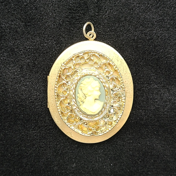 Jewelry - Vintage cameo locket